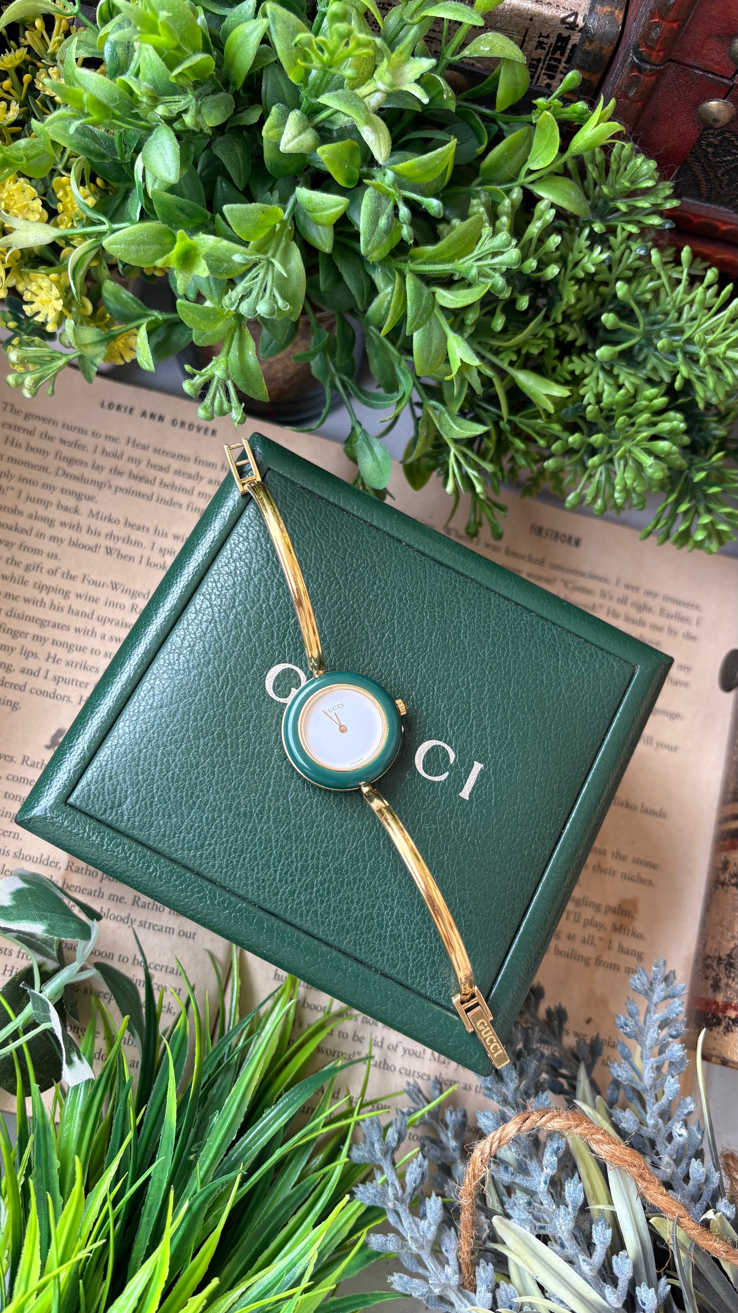 Extremely Rare Vintage Gucci 1100L Interchangeable Bezel Set Bangle Watch in Gold Tone