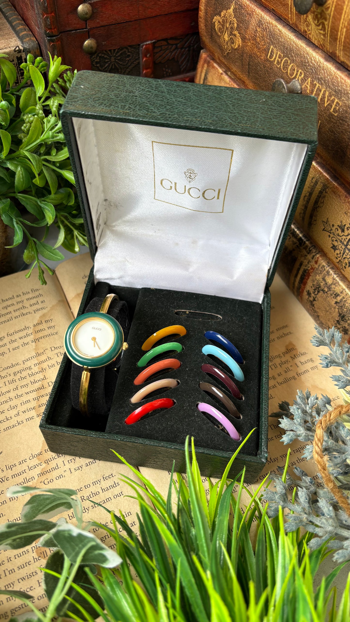 Extremely Rare Vintage Gucci 1100L Interchangeable Bezel Set Bangle Watch in Gold Tone