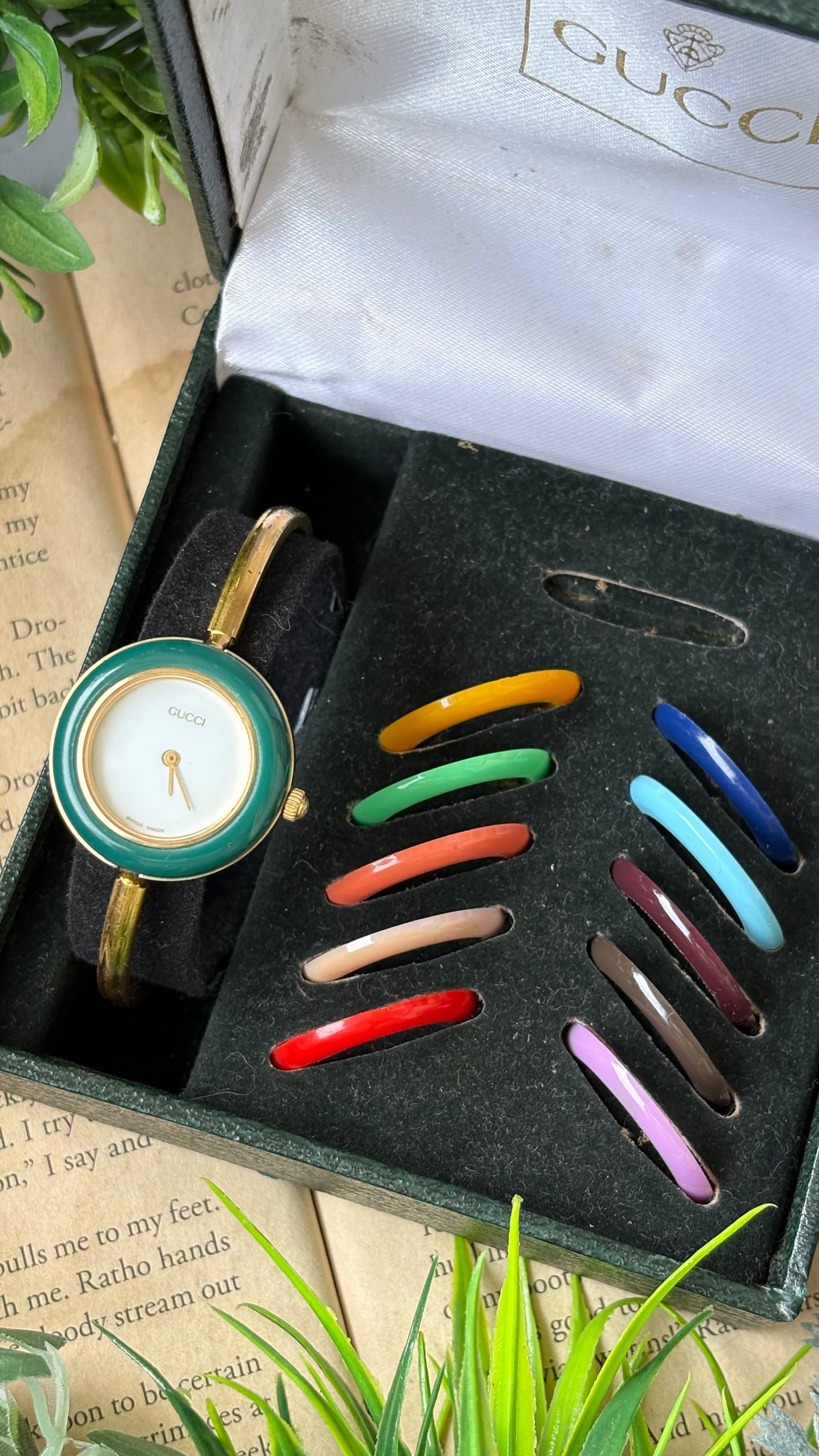 Extremely Rare Vintage Gucci 1100L Interchangeable Bezel Set Bangle Watch in Gold Tone