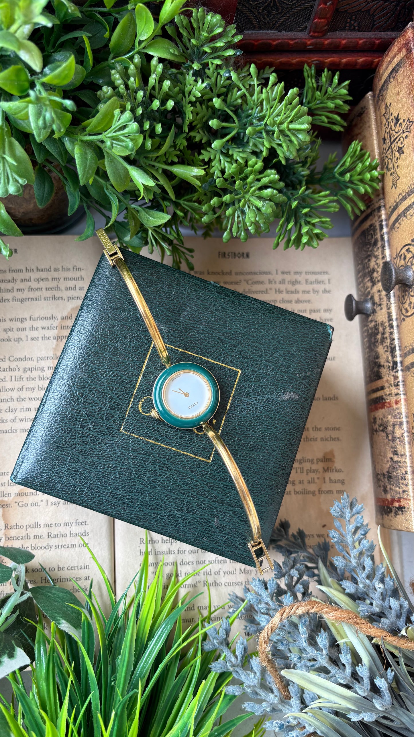 Extremely Rare Vintage Gucci 1100L Interchangeable Bezel Set Bangle Watch in Gold Tone