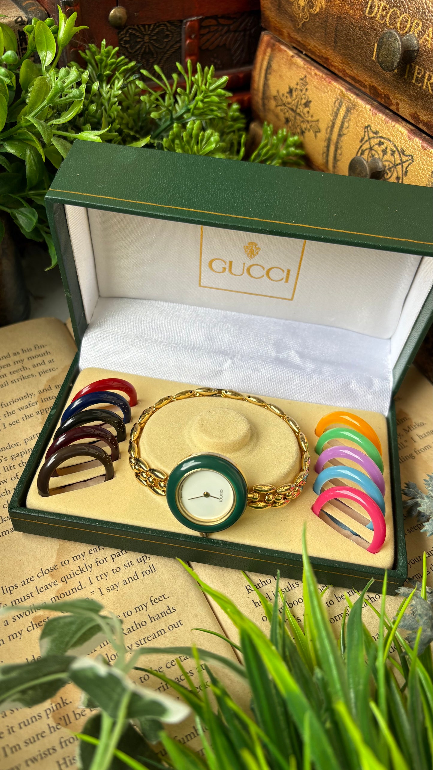 Extremely Rare Vintage Gucci 1100L Interchangeable Bezel Set Bangle Watch in Gold Tone