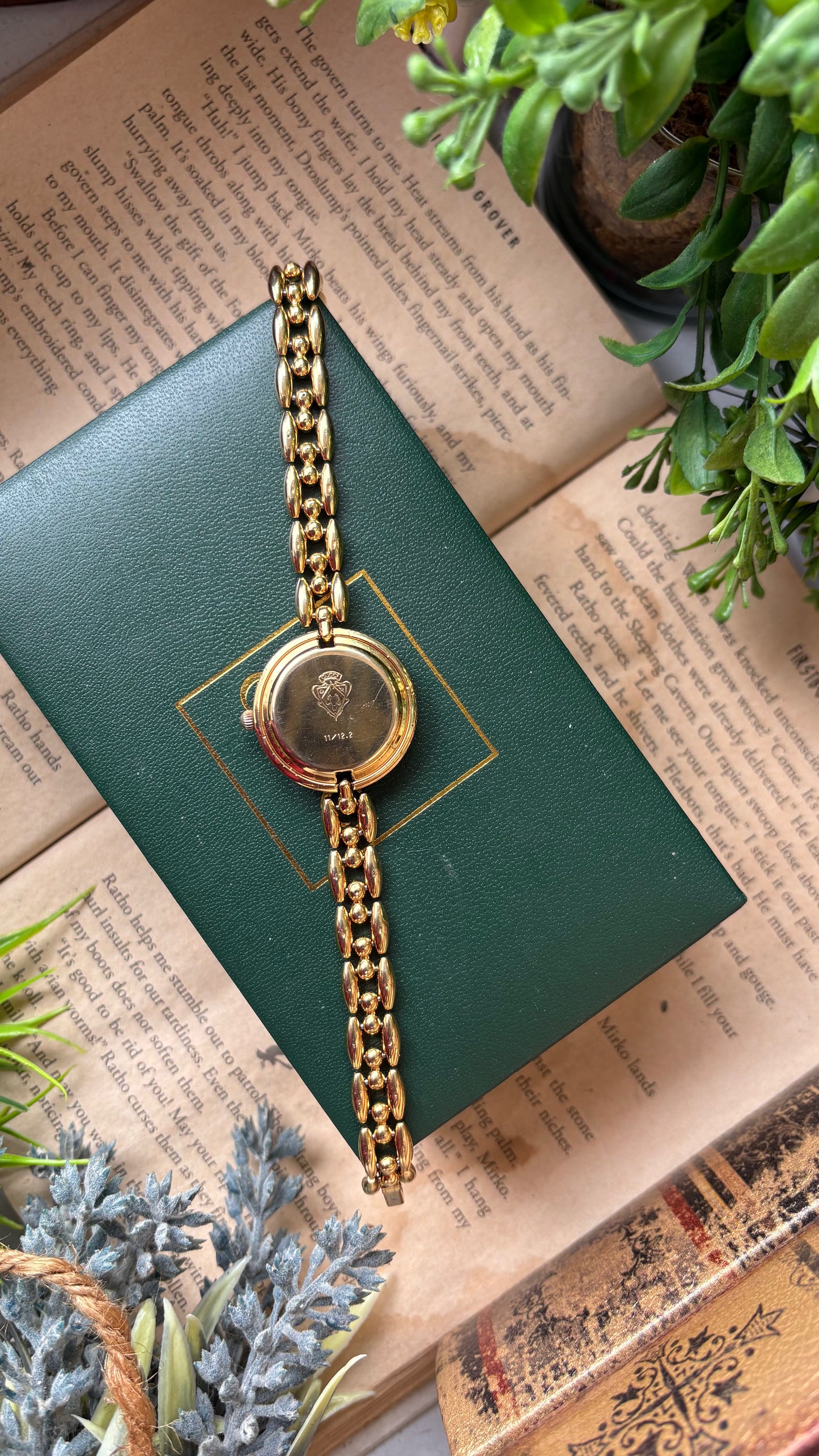 Extremely Rare Vintage Gucci 1100L Interchangeable Bezel Set Bangle Watch in Gold Tone