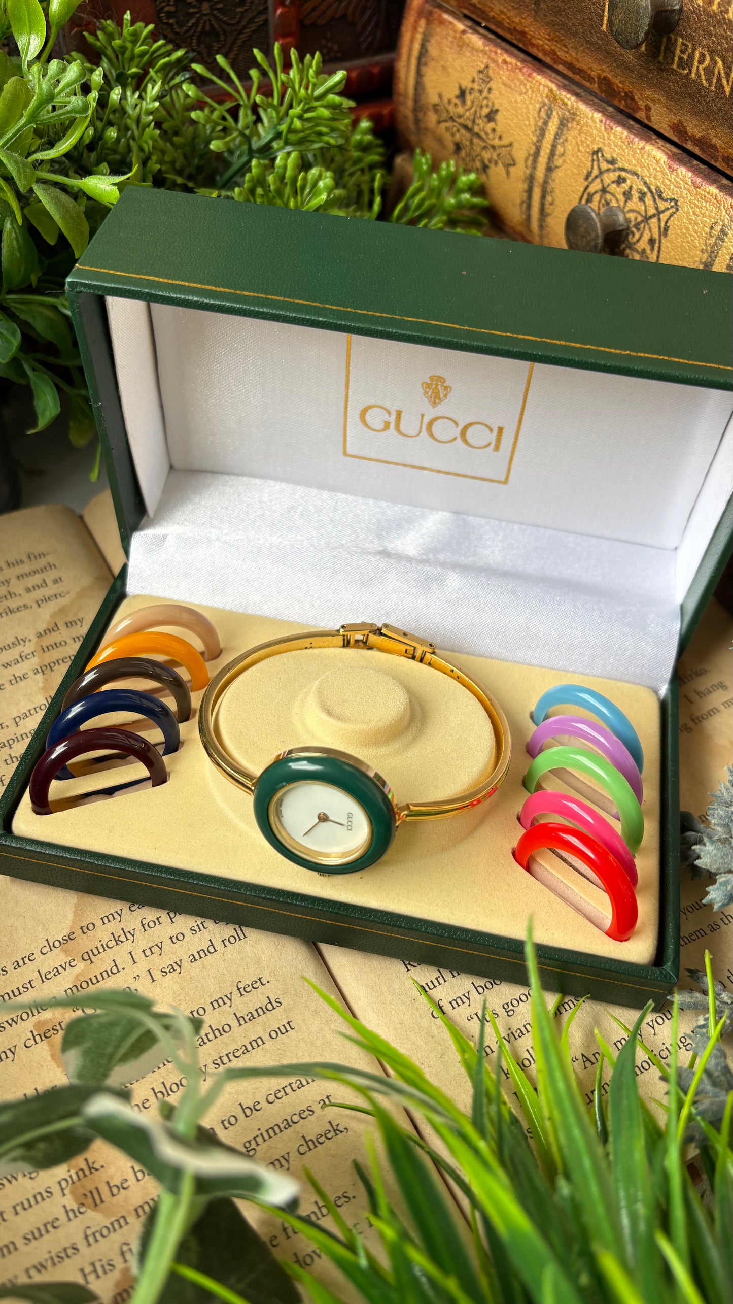 Extremely Rare Vintage Gucci 1100L Interchangeable Bezel Set Bangle Watch in Gold Tone