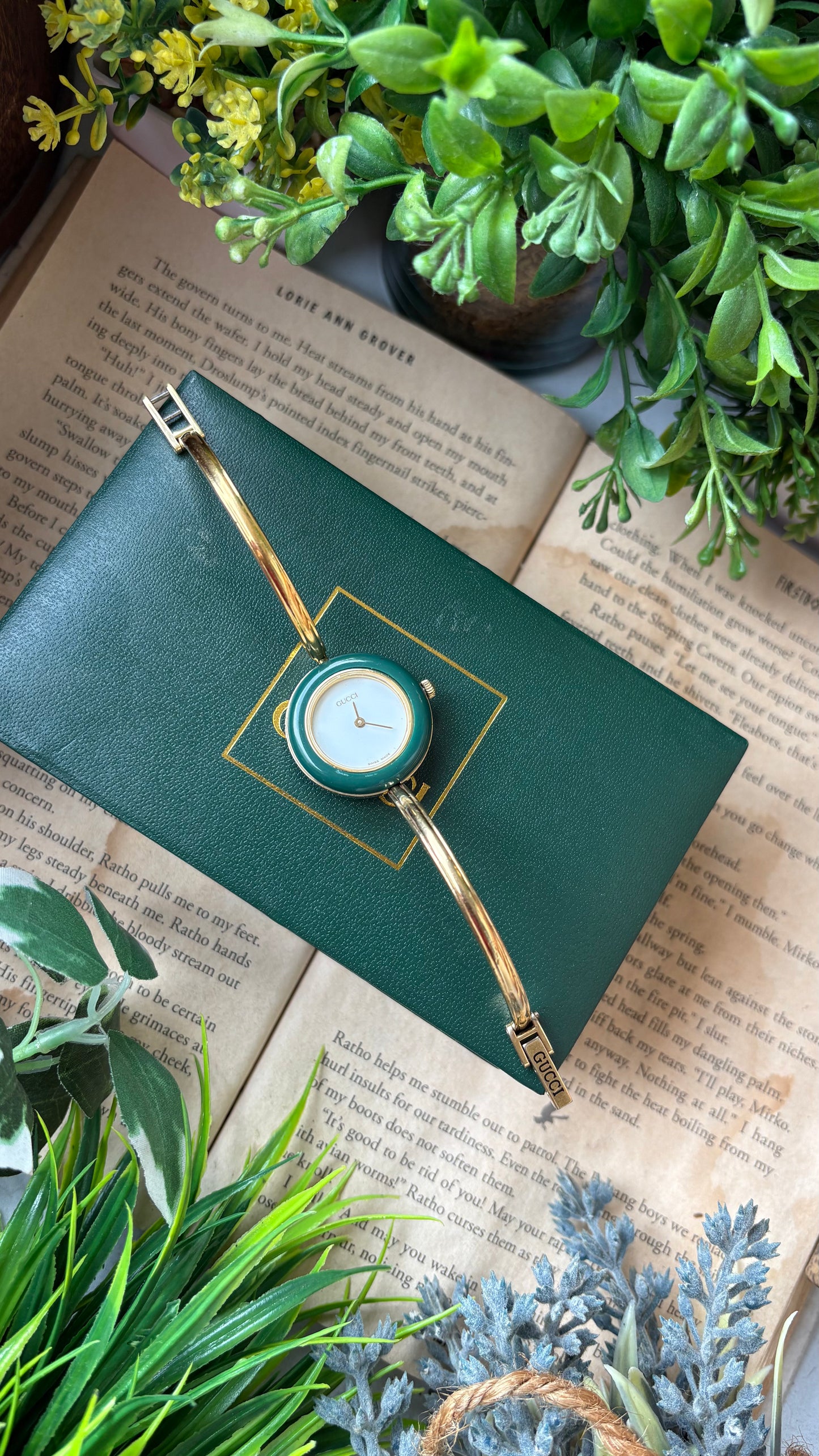 Extremely Rare Vintage Gucci 1100L Interchangeable Bezel Set Bangle Watch in Gold Tone