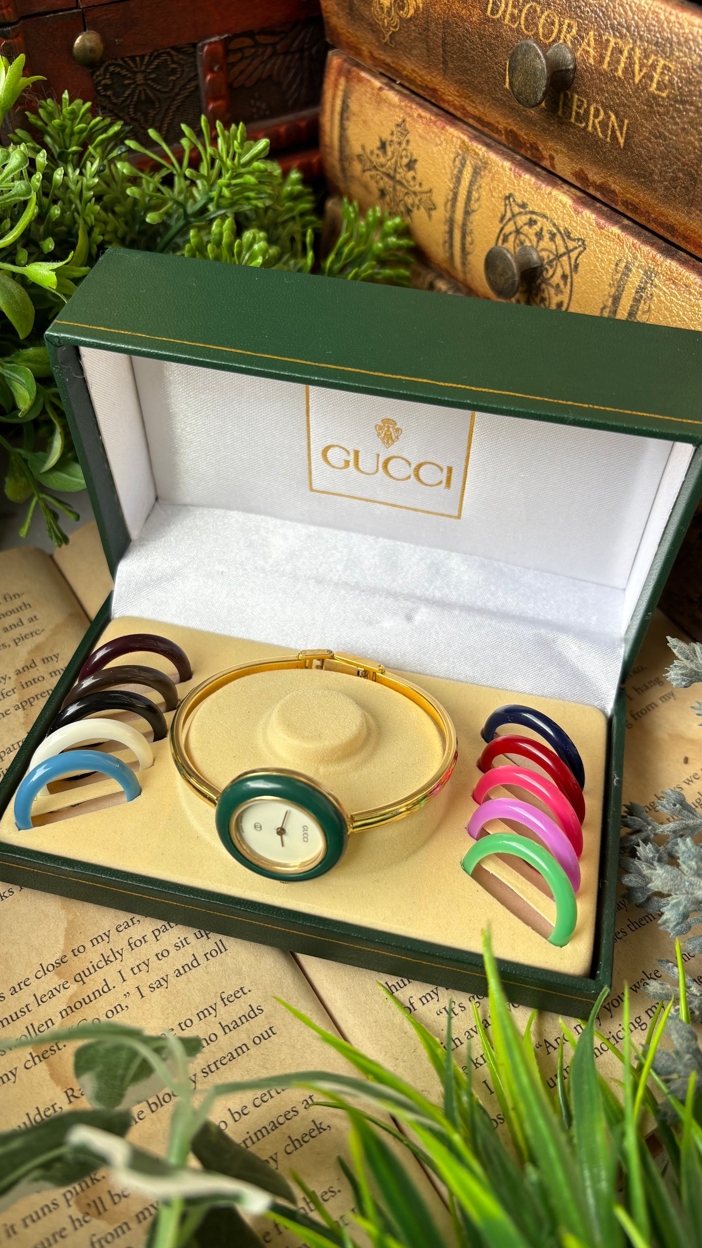 Extremely Rare Vintage Gucci 1100L Interchangeable Bezel Set Bangle Watch in Gold Tone
