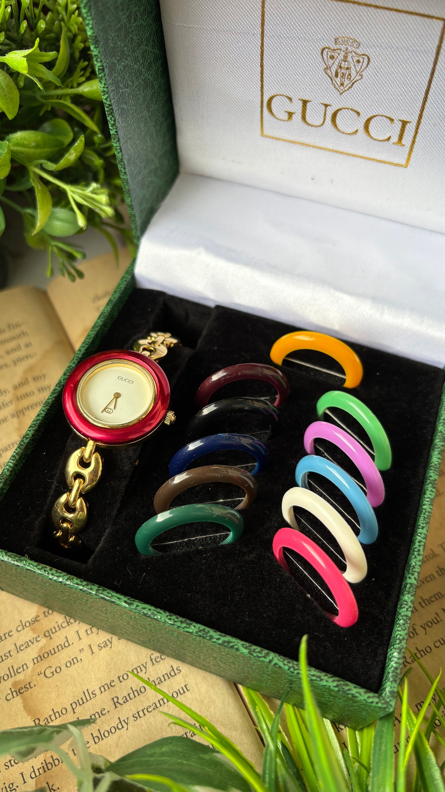 Extremely Rare Vintage Gucci 1100L Interchangeable Bezel Set Bangle Watch in Gold Tone