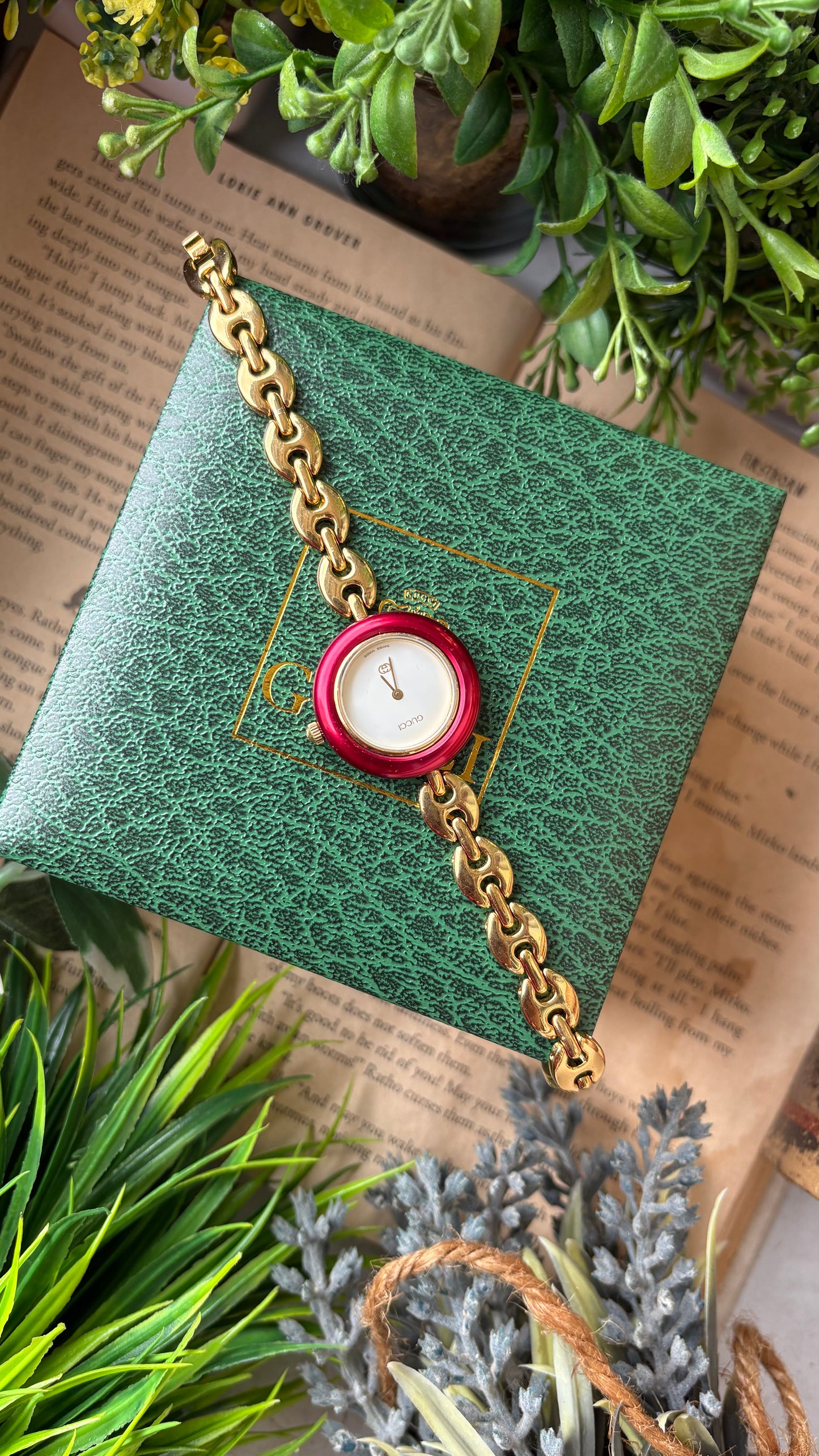 Extremely Rare Vintage Gucci 1100L Interchangeable Bezel Set Bangle Watch in Gold Tone