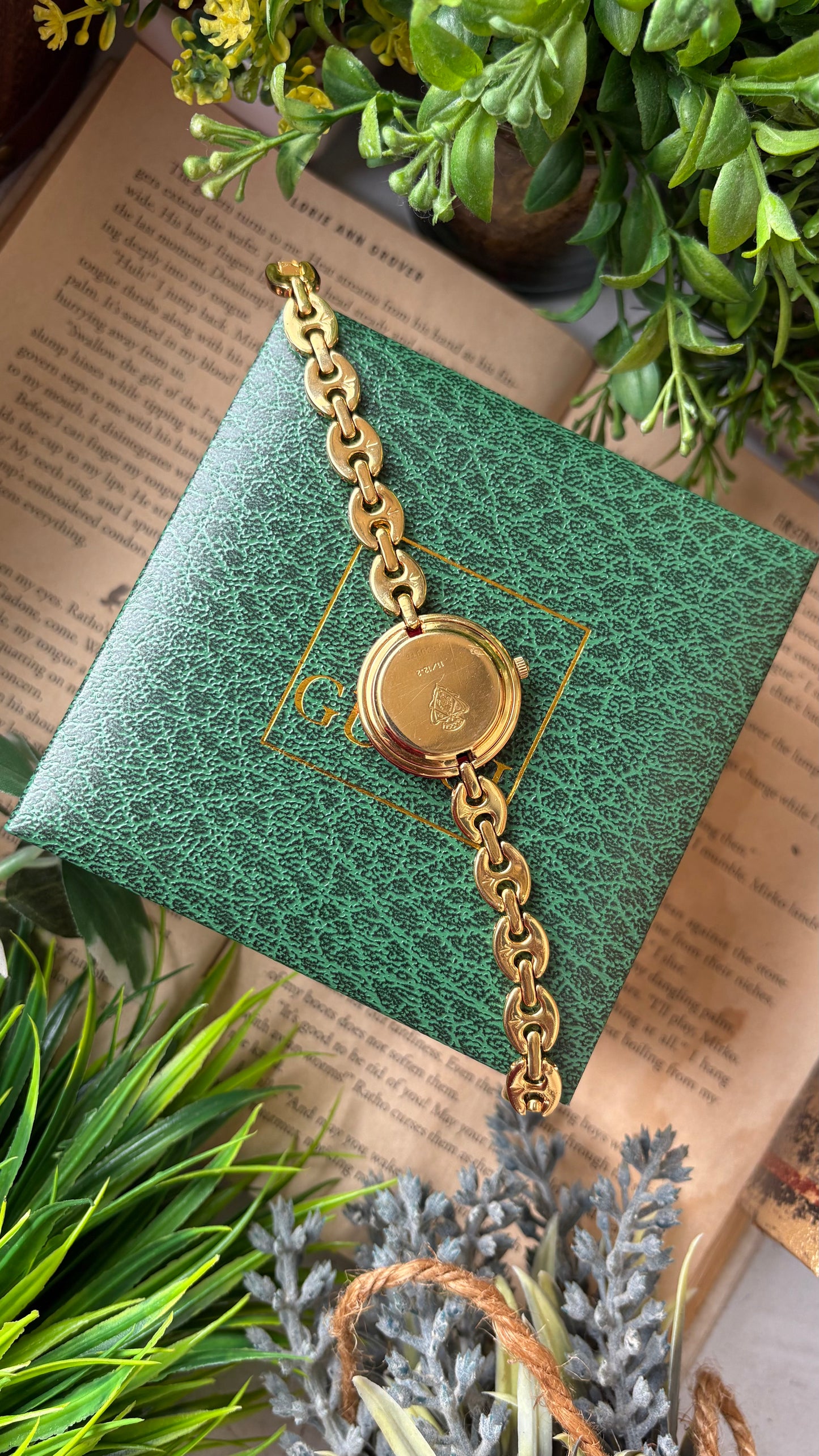 Extremely Rare Vintage Gucci 1100L Interchangeable Bezel Set Bangle Watch in Gold Tone