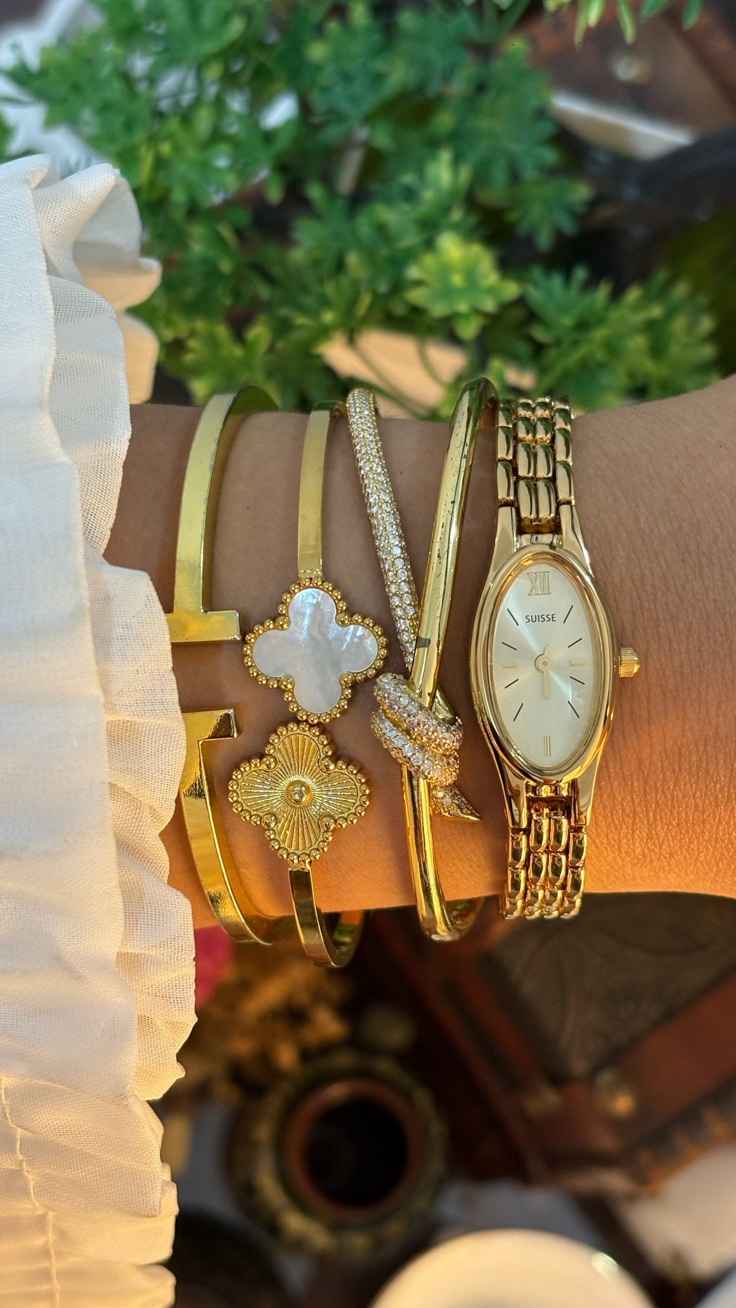 Rare Dainty Vintage Suisse Monet Slim Oval Classic Watch in Gold Tone Quartz Seiko XV00 Movement