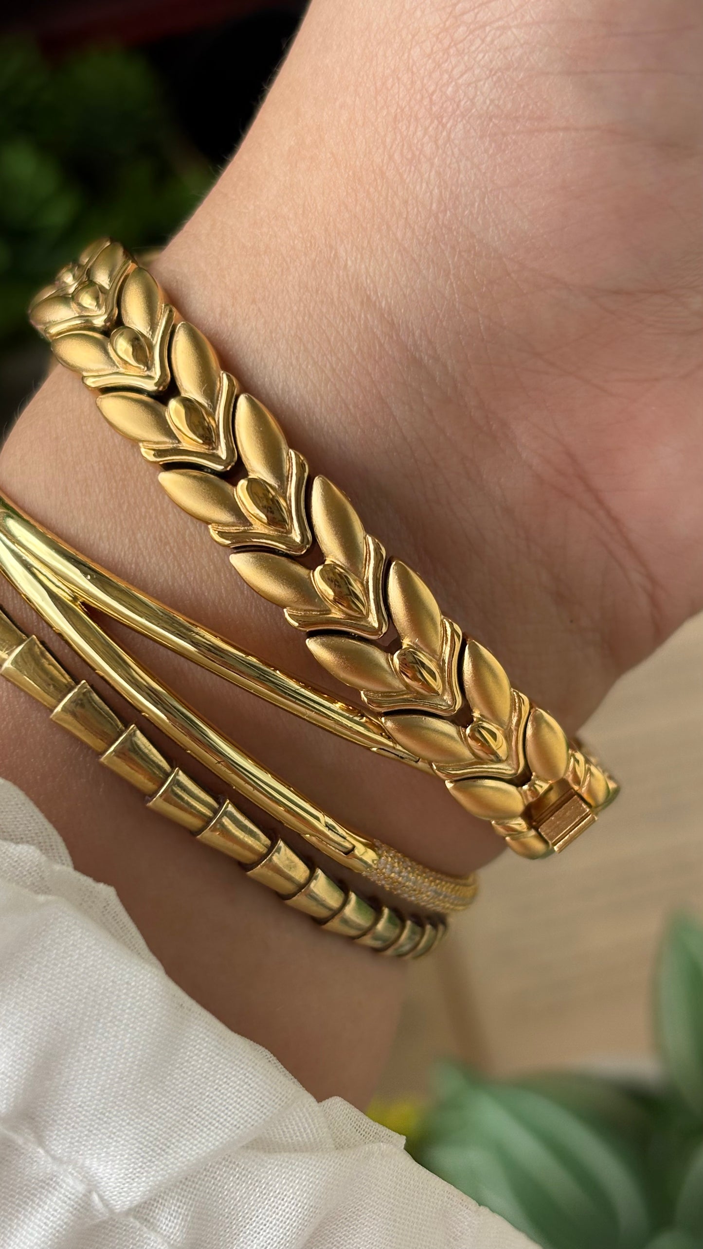 Vintage Dainty Swistar Swiss Day Date Watch in Gold Tone Quartz