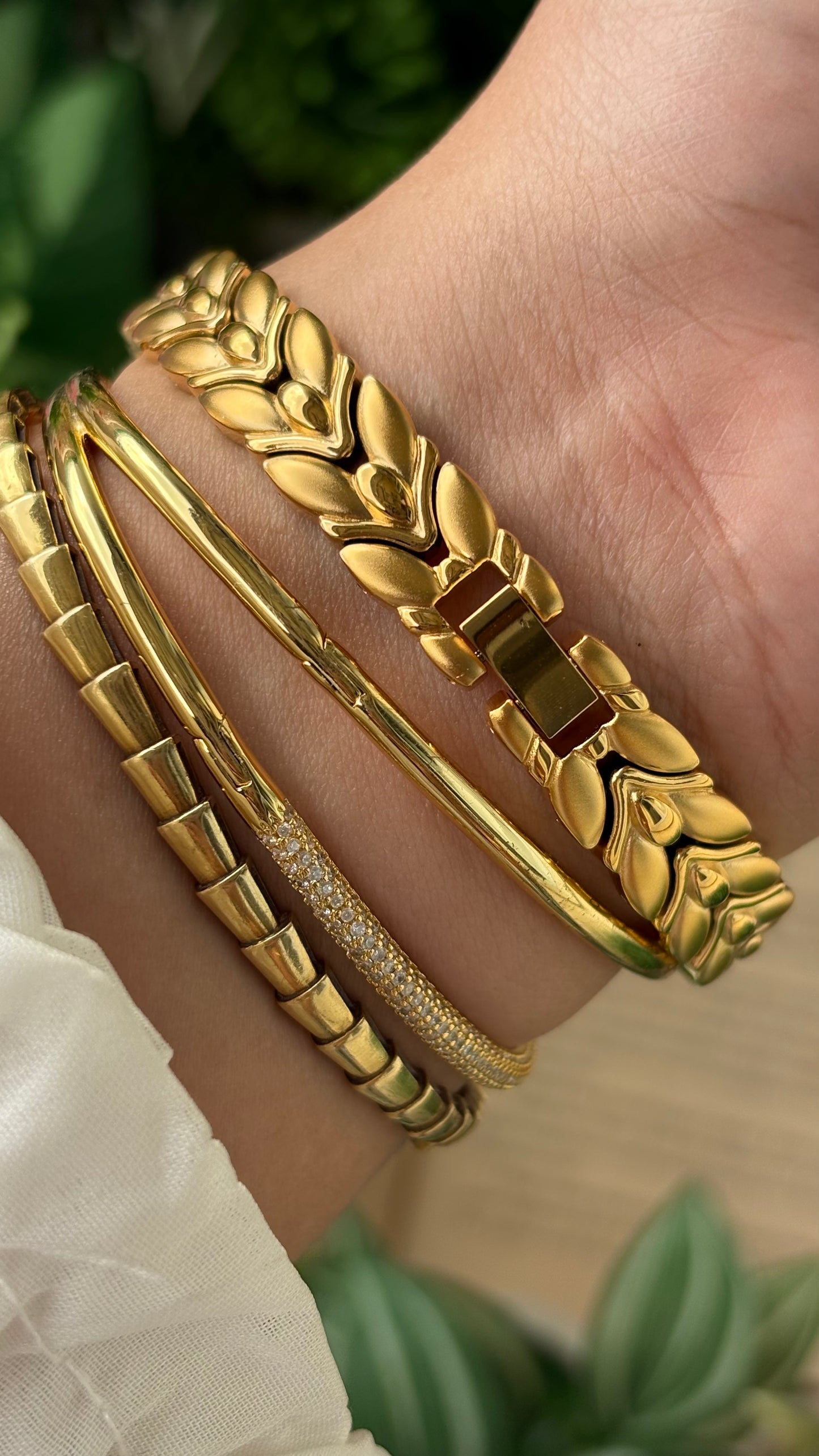 Vintage Dainty Swistar Swiss Day Date Watch in Gold Tone Quartz