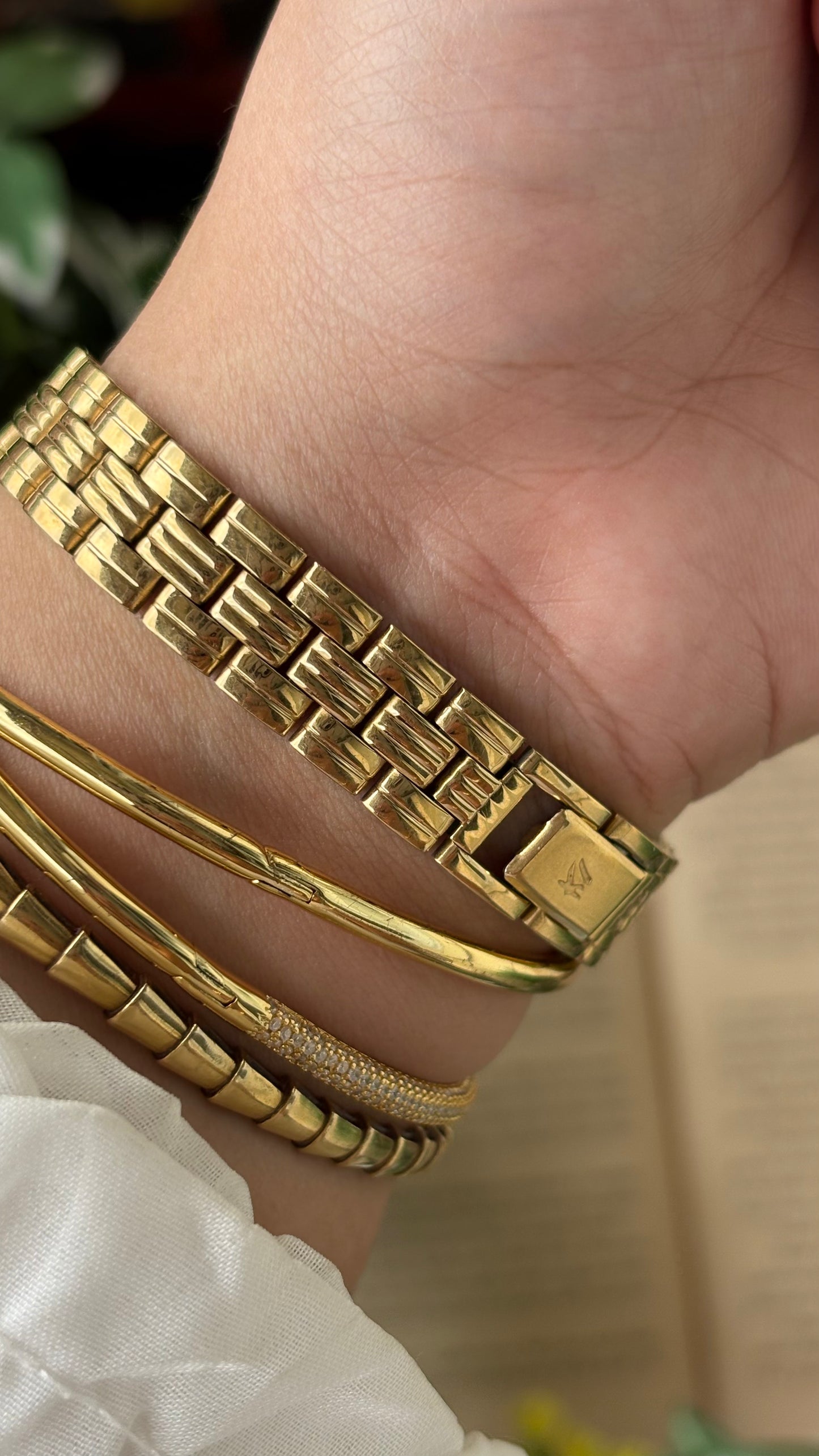 Vintage K1 Watch in Gold Tone Oval Dial Quartz