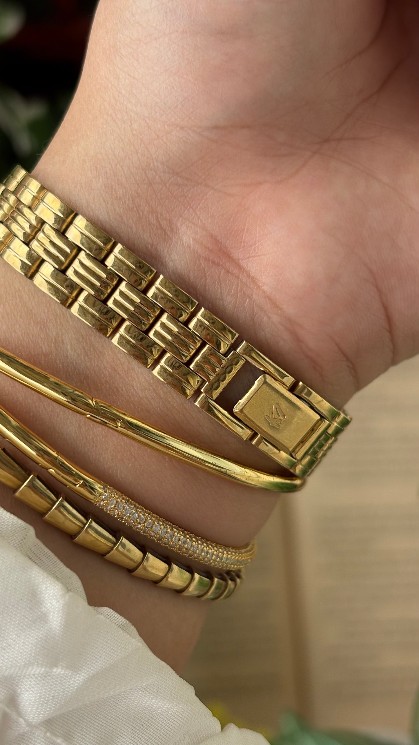 Vintage K1 Watch in Gold Tone Oval Dial Quartz